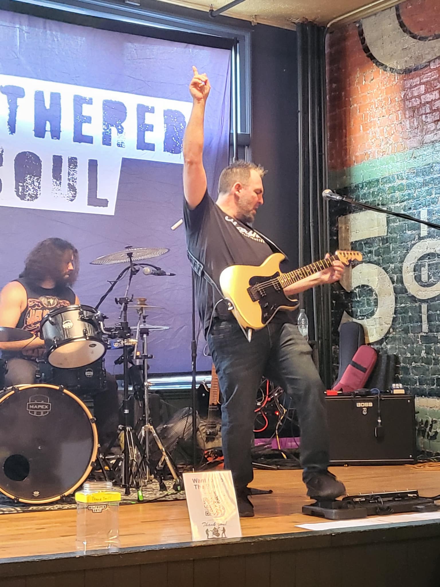 Billy Parvin with hand raised at 1907